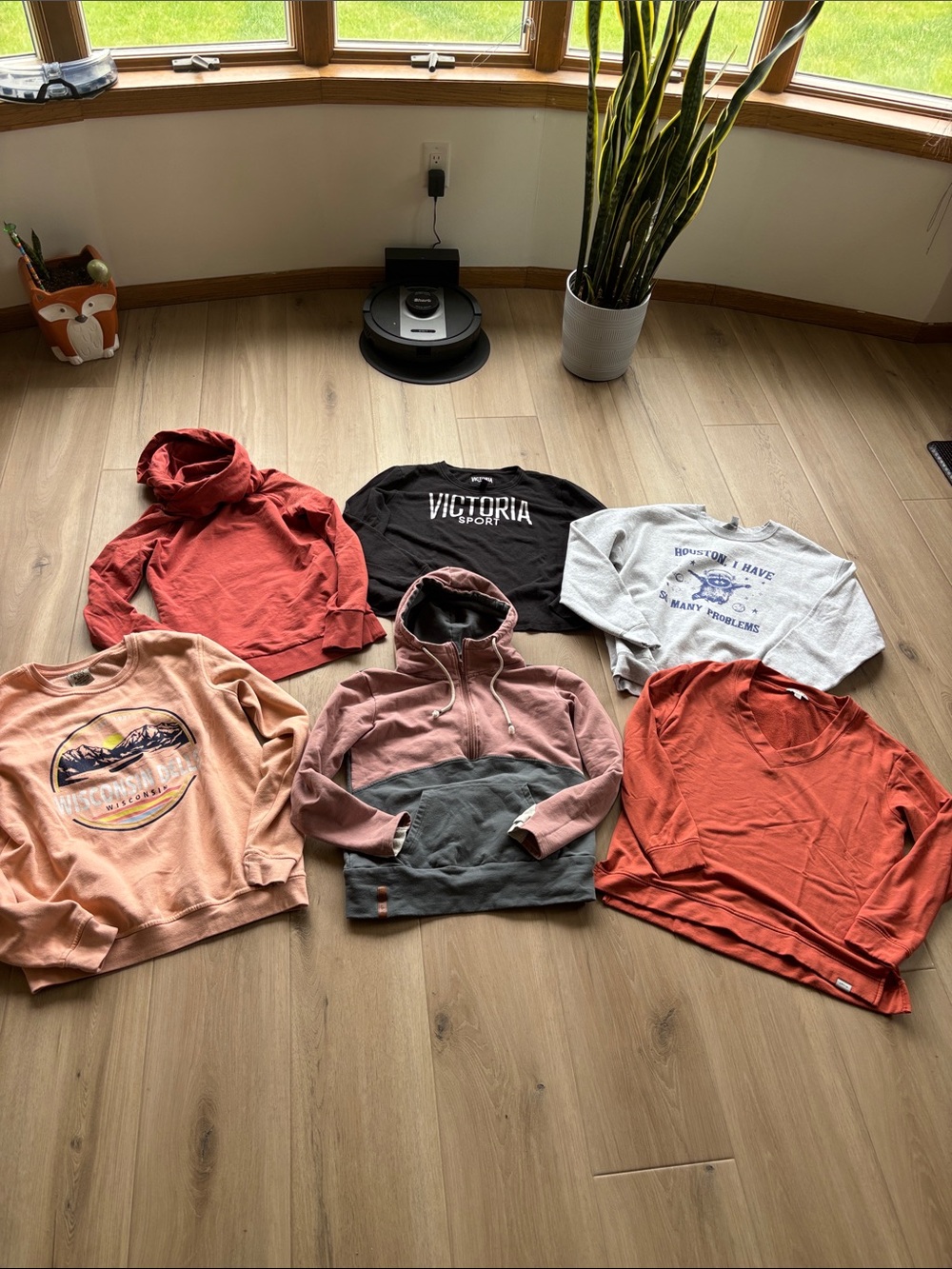 🦆6 size medium women’s hoodies/crewnecks